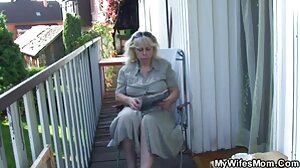Закръглената възрастна дама порно скрити камери мастурбира путка в скайп на уеб камера