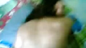 Гърдата брюнетка Лена Пол се облича с bezplatni sex kameri човек, след което се прецаква в дупето